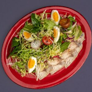 Salat z kopchenoiu skumbriieiu