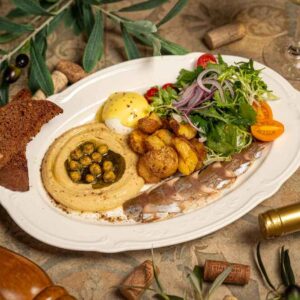 Сніданок з копченою скумбрією та хумусом
