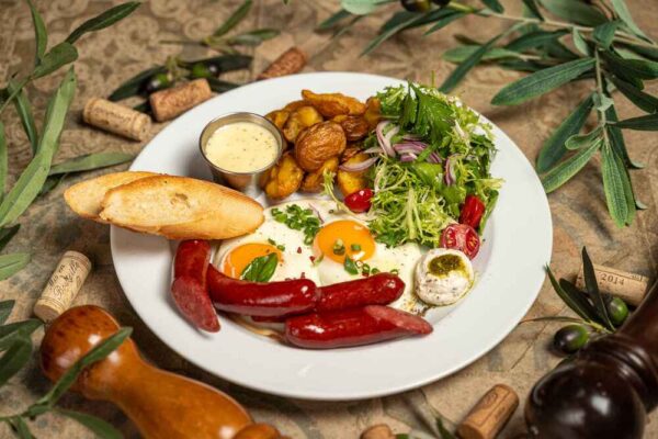 Яєчня з мисливськими ковбасками